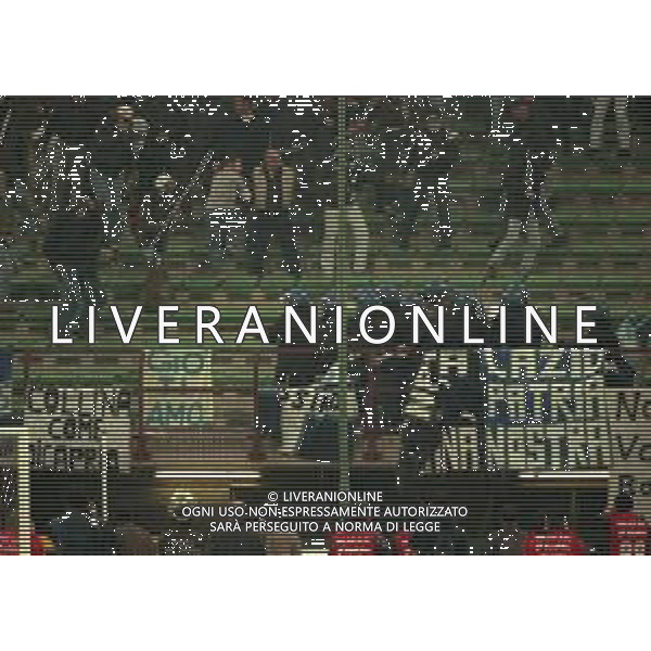 08-04-1998 MILANO-COPPA ITALIA MILAN LAZIO 1-0 NELLA FOTO INCIDENTI DEI TIFOSI DELLA LAZIO CON LA POLIZIA AG ALDO LIVERANI SAS