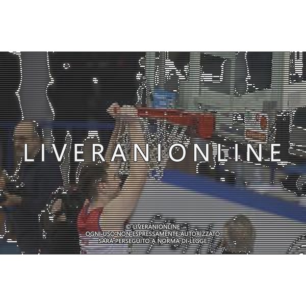 19 01 2019 FAENZA LE NATURELLE-FORTITUDO BOLOGNA BASKET SERIE A2 NELLA FOTO ALESSANDRO SIMIONI LE NATURELLE PROVA A SISTEMARE IL CANESTRO PIEGATO FOTO GIANNI SANNA-AG ALDO LIVERANI SAS