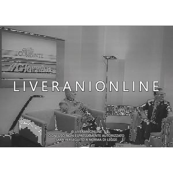 1986 MILANO-TRASMISSIONE TELEVISIVA CONTRO CORRENTE CONDUCE PAOLO GRANZOTTO NELLA FOTO INDRO MONTANELLI CON PAOLO GRANZOTTO AG ALDO LIVERANI SAS