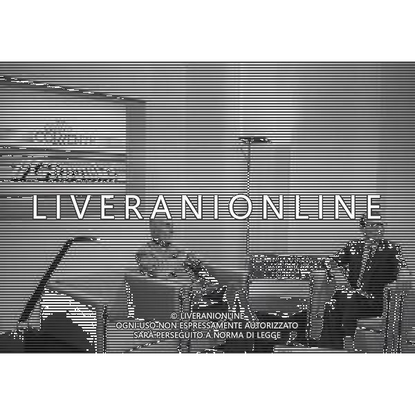 1986 MILANO-TRASMISSIONE TELEVISIVA CONTRO CORRENTE CONDUCE PAOLO GRANZOTTO NELLA FOTO INDRO MONTANELLI CON PAOLO GRANZOTTO AG ALDO LIVERANI SAS