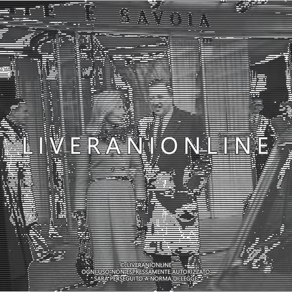 15-03-1965 MILANO HOTEL PRINCIPE E SAVOIA ARRIVO DI HENRY FORD II CON LA MOGLIE CRISTINA VETTORE AUSTIN AG ALDO LIVERANI SAS