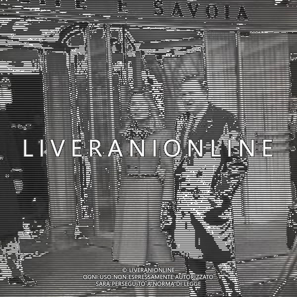 15-03-1965 MILANO HOTEL PRINCIPE E SAVOIA ARRIVO DI HENRY FORD II CON LA MOGLIE CRISTINA VETTORE AUSTIN AG ALDO LIVERANI SAS