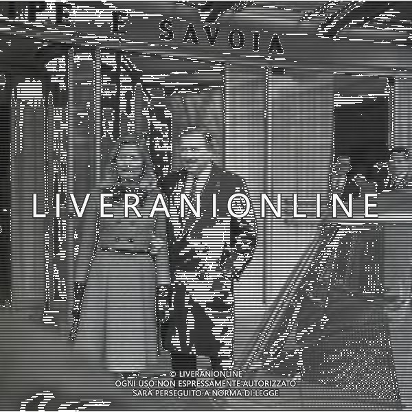 15-03-1965 MILANO HOTEL PRINCIPE E SAVOIA ARRIVO DI HENRY FORD II CON LA MOGLIE CRISTINA VETTORE AUSTIN AG ALDO LIVERANI SAS
