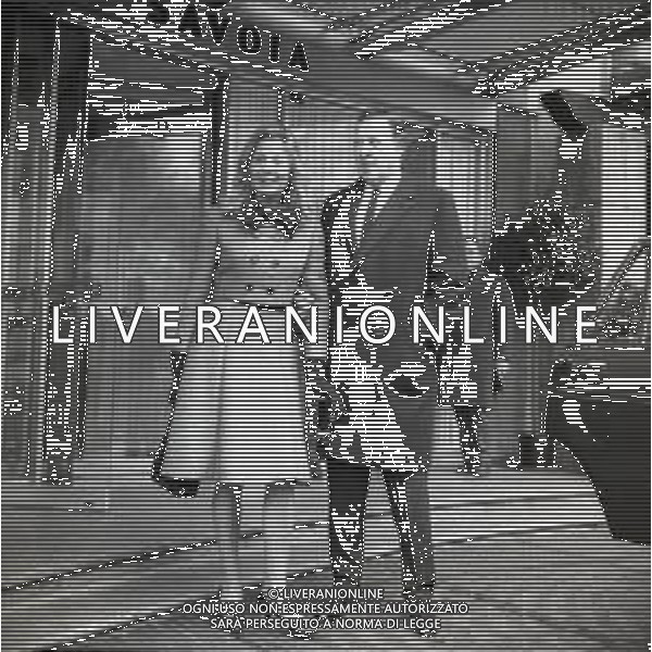 15-03-1965 MILANO HOTEL PRINCIPE E SAVOIA ARRIVO DI HENRY FORD II CON LA MOGLIE CRISTINA VETTORE AUSTIN AG ALDO LIVERANI SAS