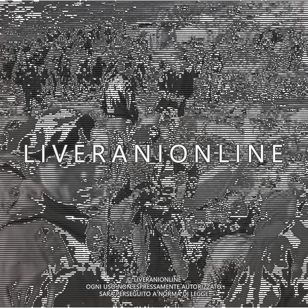 10-10-1963 LONGARONE - DISASTRO DIGA DEL VAJONT Il disastro del Vajont è stato un disastro ambientale ed umano. Si è verificato la sera del 9 ottobre 1963, nel neo-bacino idroelettrico artificiale del torrente Vajont (al confine tra Friuli e Veneto), dovuto alla caduta di una frana dal soprastante pendio del Monte Toc nelle acque del bacino alpino realizzato con l\'omonima diga; la conseguente tracimazione dell\'acqua contenuta nell\'invaso, con effetto di dilavamento delle sponde del lago, coinvolse prima Erto e Casso, paesi vicini alla riva del lago dopo la costruzione della diga, mentre il superamento della diga da parte dell\'onda generata provocò l\'inondazione e la distruzione degli abitati del fondovalle veneto, tra cui Longarone, e la morte di 1917 persone. AG ALDO LIVERANI SAS