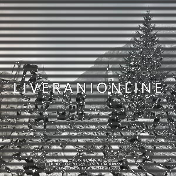 10-10-1963 LONGARONE - DISASTRO DIGA DEL VAJONT Il disastro del Vajont è stato un disastro ambientale ed umano. Si è verificato la sera del 9 ottobre 1963, nel neo-bacino idroelettrico artificiale del torrente Vajont (al confine tra Friuli e Veneto), dovuto alla caduta di una frana dal soprastante pendio del Monte Toc nelle acque del bacino alpino realizzato con l\'omonima diga; la conseguente tracimazione dell\'acqua contenuta nell\'invaso, con effetto di dilavamento delle sponde del lago, coinvolse prima Erto e Casso, paesi vicini alla riva del lago dopo la costruzione della diga, mentre il superamento della diga da parte dell\'onda generata provocò l\'inondazione e la distruzione degli abitati del fondovalle veneto, tra cui Longarone, e la morte di 1917 persone. AG ALDO LIVERANI SAS