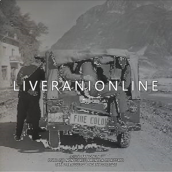 10-10-1963 LONGARONE - DISASTRO DIGA DEL VAJONT Il disastro del Vajont è stato un disastro ambientale ed umano. Si è verificato la sera del 9 ottobre 1963, nel neo-bacino idroelettrico artificiale del torrente Vajont (al confine tra Friuli e Veneto), dovuto alla caduta di una frana dal soprastante pendio del Monte Toc nelle acque del bacino alpino realizzato con l\'omonima diga; la conseguente tracimazione dell\'acqua contenuta nell\'invaso, con effetto di dilavamento delle sponde del lago, coinvolse prima Erto e Casso, paesi vicini alla riva del lago dopo la costruzione della diga, mentre il superamento della diga da parte dell\'onda generata provocò l\'inondazione e la distruzione degli abitati del fondovalle veneto, tra cui Longarone, e la morte di 1917 persone. AG ALDO LIVERANI SAS