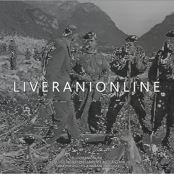 10-10-1963 LONGARONE - DISASTRO DIGA DEL VAJONT Il disastro del Vajont è stato un disastro ambientale ed umano. Si è verificato la sera del 9 ottobre 1963, nel neo-bacino idroelettrico artificiale del torrente Vajont (al confine tra Friuli e Veneto), dovuto alla caduta di una frana dal soprastante pendio del Monte Toc nelle acque del bacino alpino realizzato con l\'omonima diga; la conseguente tracimazione dell\'acqua contenuta nell\'invaso, con effetto di dilavamento delle sponde del lago, coinvolse prima Erto e Casso, paesi vicini alla riva del lago dopo la costruzione della diga, mentre il superamento della diga da parte dell\'onda generata provocò l\'inondazione e la distruzione degli abitati del fondovalle veneto, tra cui Longarone, e la morte di 1917 persone. AG ALDO LIVERANI SAS