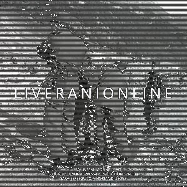 10-10-1963 LONGARONE - DISASTRO DIGA DEL VAJONT Il disastro del Vajont è stato un disastro ambientale ed umano. Si è verificato la sera del 9 ottobre 1963, nel neo-bacino idroelettrico artificiale del torrente Vajont (al confine tra Friuli e Veneto), dovuto alla caduta di una frana dal soprastante pendio del Monte Toc nelle acque del bacino alpino realizzato con l\'omonima diga; la conseguente tracimazione dell\'acqua contenuta nell\'invaso, con effetto di dilavamento delle sponde del lago, coinvolse prima Erto e Casso, paesi vicini alla riva del lago dopo la costruzione della diga, mentre il superamento della diga da parte dell\'onda generata provocò l\'inondazione e la distruzione degli abitati del fondovalle veneto, tra cui Longarone, e la morte di 1917 persone. AG ALDO LIVERANI SAS