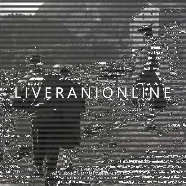 10-10-1963 LONGARONE - DISASTRO DIGA DEL VAJONT Il disastro del Vajont è stato un disastro ambientale ed umano. Si è verificato la sera del 9 ottobre 1963, nel neo-bacino idroelettrico artificiale del torrente Vajont (al confine tra Friuli e Veneto), dovuto alla caduta di una frana dal soprastante pendio del Monte Toc nelle acque del bacino alpino realizzato con l\'omonima diga; la conseguente tracimazione dell\'acqua contenuta nell\'invaso, con effetto di dilavamento delle sponde del lago, coinvolse prima Erto e Casso, paesi vicini alla riva del lago dopo la costruzione della diga, mentre il superamento della diga da parte dell\'onda generata provocò l\'inondazione e la distruzione degli abitati del fondovalle veneto, tra cui Longarone, e la morte di 1917 persone. AG ALDO LIVERANI SAS