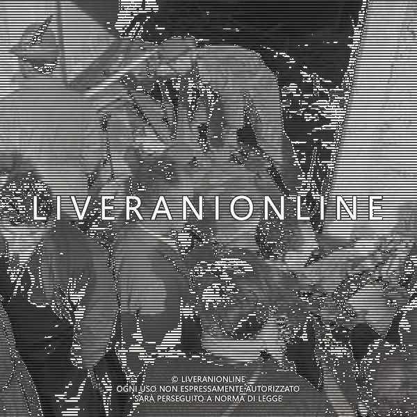 10-10-1963 LONGARONE - DISASTRO DIGA DEL VAJONT Il disastro del Vajont è stato un disastro ambientale ed umano. Si è verificato la sera del 9 ottobre 1963, nel neo-bacino idroelettrico artificiale del torrente Vajont (al confine tra Friuli e Veneto), dovuto alla caduta di una frana dal soprastante pendio del Monte Toc nelle acque del bacino alpino realizzato con l\'omonima diga; la conseguente tracimazione dell\'acqua contenuta nell\'invaso, con effetto di dilavamento delle sponde del lago, coinvolse prima Erto e Casso, paesi vicini alla riva del lago dopo la costruzione della diga, mentre il superamento della diga da parte dell\'onda generata provocò l\'inondazione e la distruzione degli abitati del fondovalle veneto, tra cui Longarone, e la morte di 1917 persone. AG ALDO LIVERANI SAS