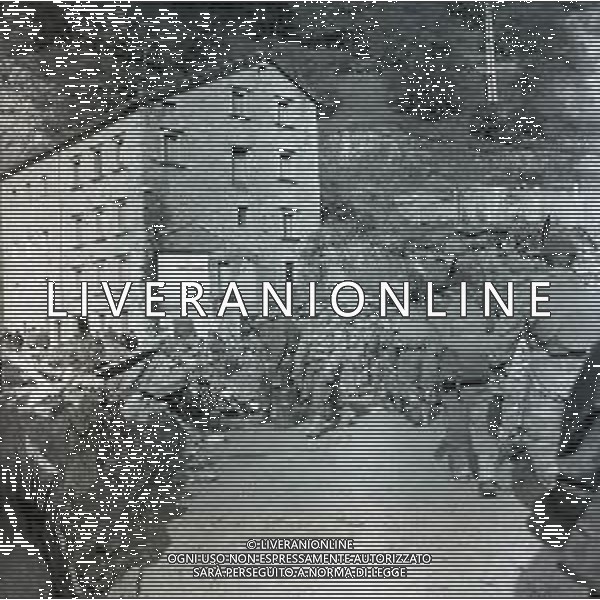 10-10-1963 LONGARONE - DISASTRO DIGA DEL VAJONT Il disastro del Vajont è stato un disastro ambientale ed umano. Si è verificato la sera del 9 ottobre 1963, nel neo-bacino idroelettrico artificiale del torrente Vajont (al confine tra Friuli e Veneto), dovuto alla caduta di una frana dal soprastante pendio del Monte Toc nelle acque del bacino alpino realizzato con l\'omonima diga; la conseguente tracimazione dell\'acqua contenuta nell\'invaso, con effetto di dilavamento delle sponde del lago, coinvolse prima Erto e Casso, paesi vicini alla riva del lago dopo la costruzione della diga, mentre il superamento della diga da parte dell\'onda generata provocò l\'inondazione e la distruzione degli abitati del fondovalle veneto, tra cui Longarone, e la morte di 1917 persone. AG ALDO LIVERANI SAS
