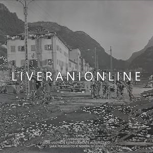 10-10-1963 LONGARONE - DISASTRO DIGA DEL VAJONT Il disastro del Vajont è stato un disastro ambientale ed umano. Si è verificato la sera del 9 ottobre 1963, nel neo-bacino idroelettrico artificiale del torrente Vajont (al confine tra Friuli e Veneto), dovuto alla caduta di una frana dal soprastante pendio del Monte Toc nelle acque del bacino alpino realizzato con l\'omonima diga; la conseguente tracimazione dell\'acqua contenuta nell\'invaso, con effetto di dilavamento delle sponde del lago, coinvolse prima Erto e Casso, paesi vicini alla riva del lago dopo la costruzione della diga, mentre il superamento della diga da parte dell\'onda generata provocò l\'inondazione e la distruzione degli abitati del fondovalle veneto, tra cui Longarone, e la morte di 1917 persone. AG ALDO LIVERANI SAS