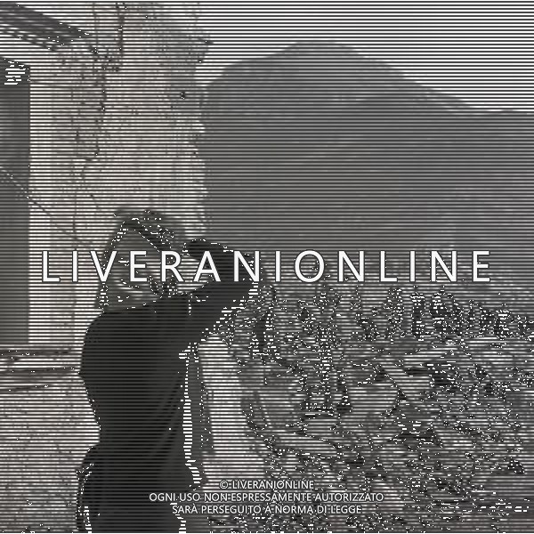 10-10-1963 LONGARONE - DISASTRO DIGA DEL VAJONT Il disastro del Vajont è stato un disastro ambientale ed umano. Si è verificato la sera del 9 ottobre 1963, nel neo-bacino idroelettrico artificiale del torrente Vajont (al confine tra Friuli e Veneto), dovuto alla caduta di una frana dal soprastante pendio del Monte Toc nelle acque del bacino alpino realizzato con l\'omonima diga; la conseguente tracimazione dell\'acqua contenuta nell\'invaso, con effetto di dilavamento delle sponde del lago, coinvolse prima Erto e Casso, paesi vicini alla riva del lago dopo la costruzione della diga, mentre il superamento della diga da parte dell\'onda generata provocò l\'inondazione e la distruzione degli abitati del fondovalle veneto, tra cui Longarone, e la morte di 1917 persone. AG ALDO LIVERANI SAS