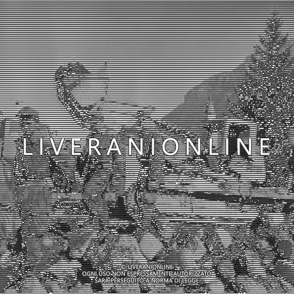 10-10-1963 LONGARONE - DISASTRO DIGA DEL VAJONT Il disastro del Vajont è stato un disastro ambientale ed umano. Si è verificato la sera del 9 ottobre 1963, nel neo-bacino idroelettrico artificiale del torrente Vajont (al confine tra Friuli e Veneto), dovuto alla caduta di una frana dal soprastante pendio del Monte Toc nelle acque del bacino alpino realizzato con l\'omonima diga; la conseguente tracimazione dell\'acqua contenuta nell\'invaso, con effetto di dilavamento delle sponde del lago, coinvolse prima Erto e Casso, paesi vicini alla riva del lago dopo la costruzione della diga, mentre il superamento della diga da parte dell\'onda generata provocò l\'inondazione e la distruzione degli abitati del fondovalle veneto, tra cui Longarone, e la morte di 1917 persone. AG ALDO LIVERANI SAS