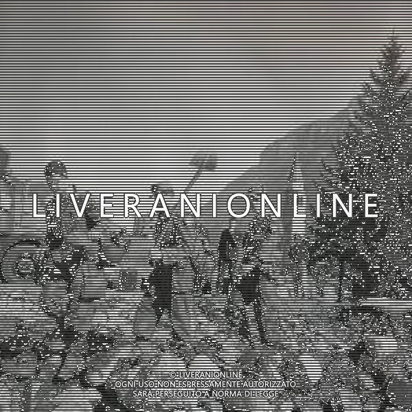 10-10-1963 LONGARONE - DISASTRO DIGA DEL VAJONT Il disastro del Vajont è stato un disastro ambientale ed umano. Si è verificato la sera del 9 ottobre 1963, nel neo-bacino idroelettrico artificiale del torrente Vajont (al confine tra Friuli e Veneto), dovuto alla caduta di una frana dal soprastante pendio del Monte Toc nelle acque del bacino alpino realizzato con l\'omonima diga; la conseguente tracimazione dell\'acqua contenuta nell\'invaso, con effetto di dilavamento delle sponde del lago, coinvolse prima Erto e Casso, paesi vicini alla riva del lago dopo la costruzione della diga, mentre il superamento della diga da parte dell\'onda generata provocò l\'inondazione e la distruzione degli abitati del fondovalle veneto, tra cui Longarone, e la morte di 1917 persone. AG ALDO LIVERANI SAS