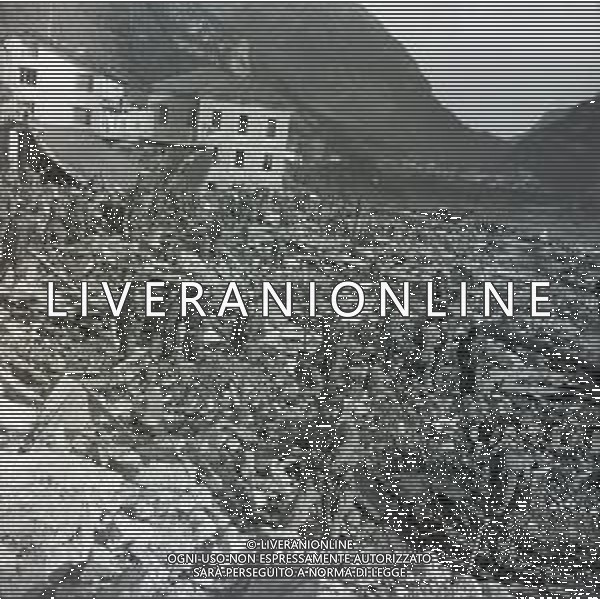 10-10-1963 LONGARONE - DISASTRO DIGA DEL VAJONT Il disastro del Vajont è stato un disastro ambientale ed umano. Si è verificato la sera del 9 ottobre 1963, nel neo-bacino idroelettrico artificiale del torrente Vajont (al confine tra Friuli e Veneto), dovuto alla caduta di una frana dal soprastante pendio del Monte Toc nelle acque del bacino alpino realizzato con l\'omonima diga; la conseguente tracimazione dell\'acqua contenuta nell\'invaso, con effetto di dilavamento delle sponde del lago, coinvolse prima Erto e Casso, paesi vicini alla riva del lago dopo la costruzione della diga, mentre il superamento della diga da parte dell\'onda generata provocò l\'inondazione e la distruzione degli abitati del fondovalle veneto, tra cui Longarone, e la morte di 1917 persone. AG ALDO LIVERANI SAS