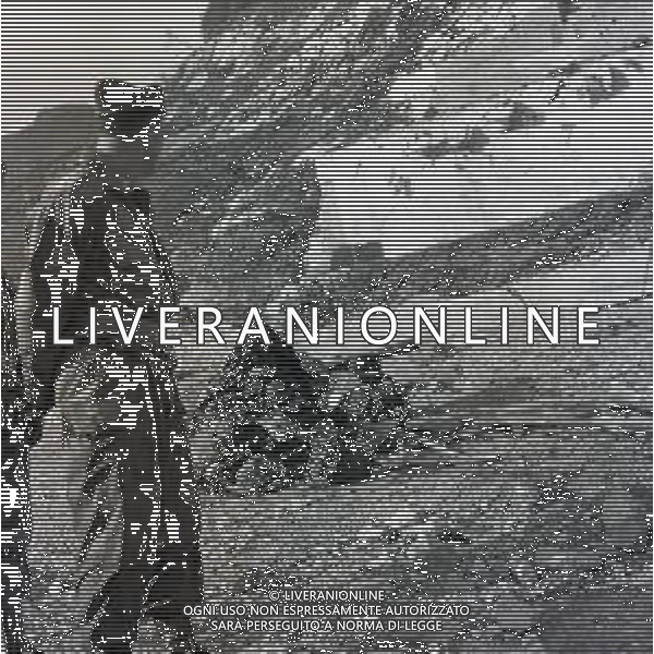 10-10-1963 LONGARONE - DISASTRO DIGA DEL VAJONT Il disastro del Vajont è stato un disastro ambientale ed umano. Si è verificato la sera del 9 ottobre 1963, nel neo-bacino idroelettrico artificiale del torrente Vajont (al confine tra Friuli e Veneto), dovuto alla caduta di una frana dal soprastante pendio del Monte Toc nelle acque del bacino alpino realizzato con l\'omonima diga; la conseguente tracimazione dell\'acqua contenuta nell\'invaso, con effetto di dilavamento delle sponde del lago, coinvolse prima Erto e Casso, paesi vicini alla riva del lago dopo la costruzione della diga, mentre il superamento della diga da parte dell\'onda generata provocò l\'inondazione e la distruzione degli abitati del fondovalle veneto, tra cui Longarone, e la morte di 1917 persone. AG ALDO LIVERANI SAS