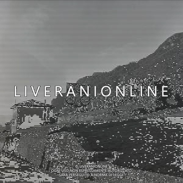 10-10-1963 LONGARONE - DISASTRO DIGA DEL VAJONT Il disastro del Vajont è stato un disastro ambientale ed umano. Si è verificato la sera del 9 ottobre 1963, nel neo-bacino idroelettrico artificiale del torrente Vajont (al confine tra Friuli e Veneto), dovuto alla caduta di una frana dal soprastante pendio del Monte Toc nelle acque del bacino alpino realizzato con l\'omonima diga; la conseguente tracimazione dell\'acqua contenuta nell\'invaso, con effetto di dilavamento delle sponde del lago, coinvolse prima Erto e Casso, paesi vicini alla riva del lago dopo la costruzione della diga, mentre il superamento della diga da parte dell\'onda generata provocò l\'inondazione e la distruzione degli abitati del fondovalle veneto, tra cui Longarone, e la morte di 1917 persone. AG ALDO LIVERANI SAS