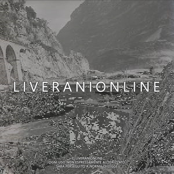 10-10-1963 LONGARONE - DISASTRO DIGA DEL VAJONT Il disastro del Vajont è stato un disastro ambientale ed umano. Si è verificato la sera del 9 ottobre 1963, nel neo-bacino idroelettrico artificiale del torrente Vajont (al confine tra Friuli e Veneto), dovuto alla caduta di una frana dal soprastante pendio del Monte Toc nelle acque del bacino alpino realizzato con l\'omonima diga; la conseguente tracimazione dell\'acqua contenuta nell\'invaso, con effetto di dilavamento delle sponde del lago, coinvolse prima Erto e Casso, paesi vicini alla riva del lago dopo la costruzione della diga, mentre il superamento della diga da parte dell\'onda generata provocò l\'inondazione e la distruzione degli abitati del fondovalle veneto, tra cui Longarone, e la morte di 1917 persone. AG ALDO LIVERANI SAS
