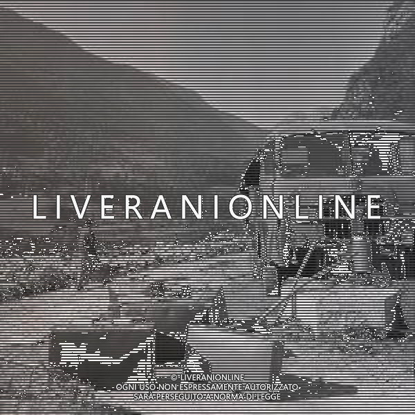 10-10-1963 LONGARONE - DISASTRO DIGA DEL VAJONT Il disastro del Vajont è stato un disastro ambientale ed umano. Si è verificato la sera del 9 ottobre 1963, nel neo-bacino idroelettrico artificiale del torrente Vajont (al confine tra Friuli e Veneto), dovuto alla caduta di una frana dal soprastante pendio del Monte Toc nelle acque del bacino alpino realizzato con l\'omonima diga; la conseguente tracimazione dell\'acqua contenuta nell\'invaso, con effetto di dilavamento delle sponde del lago, coinvolse prima Erto e Casso, paesi vicini alla riva del lago dopo la costruzione della diga, mentre il superamento della diga da parte dell\'onda generata provocò l\'inondazione e la distruzione degli abitati del fondovalle veneto, tra cui Longarone, e la morte di 1917 persone. AG ALDO LIVERANI SAS