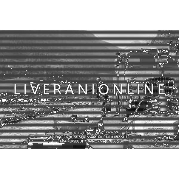 10-10-1963 LONGARONE - DISASTRO DIGA DEL VAJONT Il disastro del Vajont è stato un disastro ambientale ed umano. Si è verificato la sera del 9 ottobre 1963, nel neo-bacino idroelettrico artificiale del torrente Vajont (al confine tra Friuli e Veneto), dovuto alla caduta di una frana dal soprastante pendio del Monte Toc nelle acque del bacino alpino realizzato con l\'omonima diga; la conseguente tracimazione dell\'acqua contenuta nell\'invaso, con effetto di dilavamento delle sponde del lago, coinvolse prima Erto e Casso, paesi vicini alla riva del lago dopo la costruzione della diga, mentre il superamento della diga da parte dell\'onda generata provocò l\'inondazione e la distruzione degli abitati del fondovalle veneto, tra cui Longarone, e la morte di 1917 persone. AG ALDO LIVERANI SAS