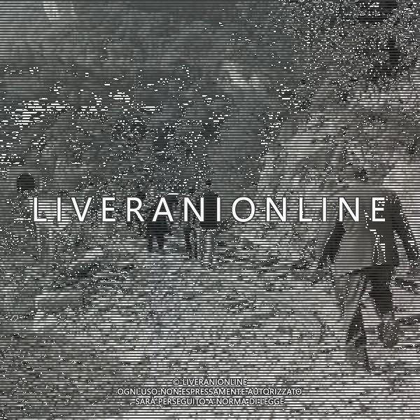 10-10-1963 LONGARONE - DISASTRO DIGA DEL VAJONT Il disastro del Vajont è stato un disastro ambientale ed umano. Si è verificato la sera del 9 ottobre 1963, nel neo-bacino idroelettrico artificiale del torrente Vajont (al confine tra Friuli e Veneto), dovuto alla caduta di una frana dal soprastante pendio del Monte Toc nelle acque del bacino alpino realizzato con l\'omonima diga; la conseguente tracimazione dell\'acqua contenuta nell\'invaso, con effetto di dilavamento delle sponde del lago, coinvolse prima Erto e Casso, paesi vicini alla riva del lago dopo la costruzione della diga, mentre il superamento della diga da parte dell\'onda generata provocò l\'inondazione e la distruzione degli abitati del fondovalle veneto, tra cui Longarone, e la morte di 1917 persone. AG ALDO LIVERANI SAS