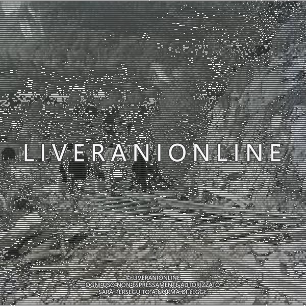10-10-1963 LONGARONE - DISASTRO DIGA DEL VAJONT Il disastro del Vajont è stato un disastro ambientale ed umano. Si è verificato la sera del 9 ottobre 1963, nel neo-bacino idroelettrico artificiale del torrente Vajont (al confine tra Friuli e Veneto), dovuto alla caduta di una frana dal soprastante pendio del Monte Toc nelle acque del bacino alpino realizzato con l\'omonima diga; la conseguente tracimazione dell\'acqua contenuta nell\'invaso, con effetto di dilavamento delle sponde del lago, coinvolse prima Erto e Casso, paesi vicini alla riva del lago dopo la costruzione della diga, mentre il superamento della diga da parte dell\'onda generata provocò l\'inondazione e la distruzione degli abitati del fondovalle veneto, tra cui Longarone, e la morte di 1917 persone. AG ALDO LIVERANI SAS