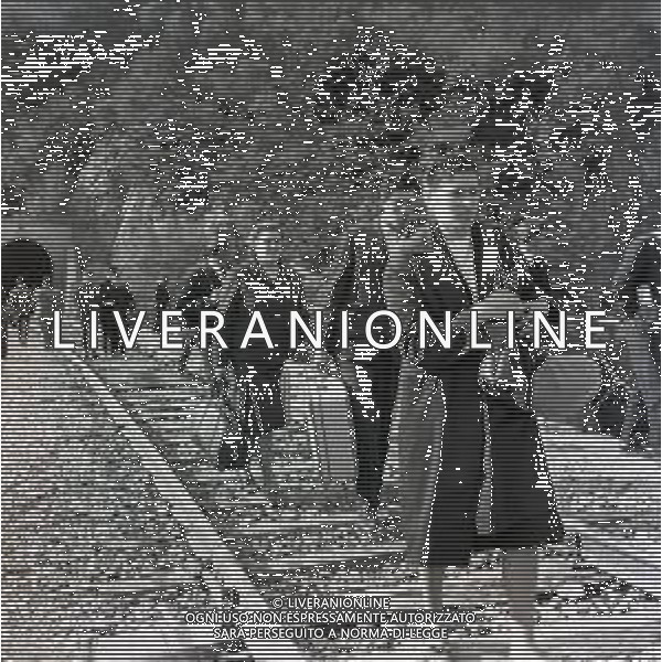 10-10-1963 LONGARONE - DISASTRO DIGA DEL VAJONT Il disastro del Vajont è stato un disastro ambientale ed umano. Si è verificato la sera del 9 ottobre 1963, nel neo-bacino idroelettrico artificiale del torrente Vajont (al confine tra Friuli e Veneto), dovuto alla caduta di una frana dal soprastante pendio del Monte Toc nelle acque del bacino alpino realizzato con l\'omonima diga; la conseguente tracimazione dell\'acqua contenuta nell\'invaso, con effetto di dilavamento delle sponde del lago, coinvolse prima Erto e Casso, paesi vicini alla riva del lago dopo la costruzione della diga, mentre il superamento della diga da parte dell\'onda generata provocò l\'inondazione e la distruzione degli abitati del fondovalle veneto, tra cui Longarone, e la morte di 1917 persone. AG ALDO LIVERANI SAS