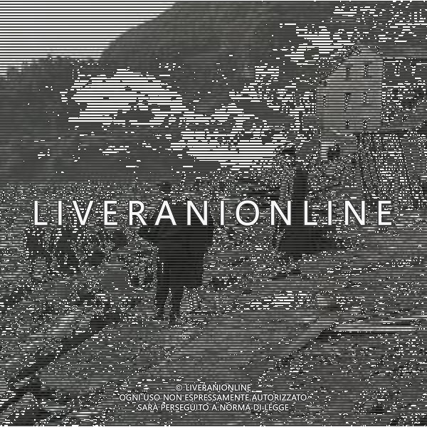 10-10-1963 LONGARONE - DISASTRO DIGA DEL VAJONT Il disastro del Vajont è stato un disastro ambientale ed umano. Si è verificato la sera del 9 ottobre 1963, nel neo-bacino idroelettrico artificiale del torrente Vajont (al confine tra Friuli e Veneto), dovuto alla caduta di una frana dal soprastante pendio del Monte Toc nelle acque del bacino alpino realizzato con l\'omonima diga; la conseguente tracimazione dell\'acqua contenuta nell\'invaso, con effetto di dilavamento delle sponde del lago, coinvolse prima Erto e Casso, paesi vicini alla riva del lago dopo la costruzione della diga, mentre il superamento della diga da parte dell\'onda generata provocò l\'inondazione e la distruzione degli abitati del fondovalle veneto, tra cui Longarone, e la morte di 1917 persone. AG ALDO LIVERANI SAS