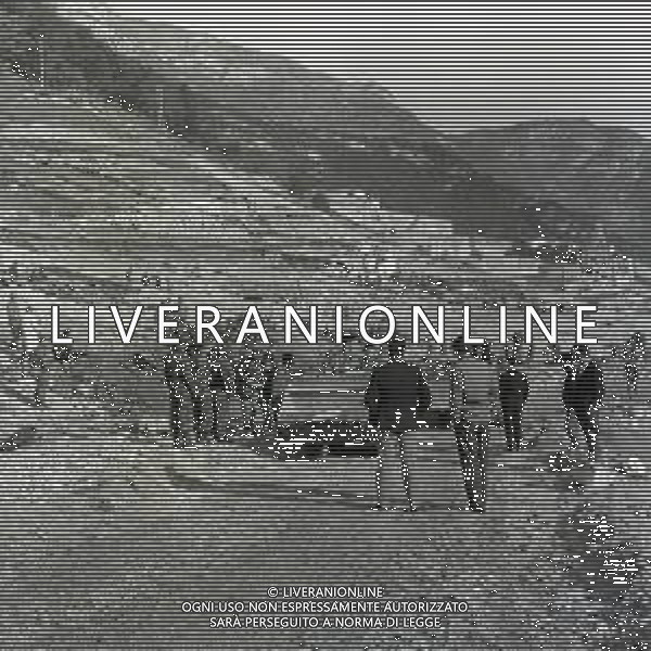 10-10-1963 LONGARONE - DISASTRO DIGA DEL VAJONT Il disastro del Vajont è stato un disastro ambientale ed umano. Si è verificato la sera del 9 ottobre 1963, nel neo-bacino idroelettrico artificiale del torrente Vajont (al confine tra Friuli e Veneto), dovuto alla caduta di una frana dal soprastante pendio del Monte Toc nelle acque del bacino alpino realizzato con l\'omonima diga; la conseguente tracimazione dell\'acqua contenuta nell\'invaso, con effetto di dilavamento delle sponde del lago, coinvolse prima Erto e Casso, paesi vicini alla riva del lago dopo la costruzione della diga, mentre il superamento della diga da parte dell\'onda generata provocò l\'inondazione e la distruzione degli abitati del fondovalle veneto, tra cui Longarone, e la morte di 1917 persone. AG ALDO LIVERANI SAS
