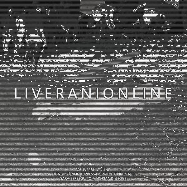 10-10-1963 LONGARONE - DISASTRO DIGA DEL VAJONT Il disastro del Vajont è stato un disastro ambientale ed umano. Si è verificato la sera del 9 ottobre 1963, nel neo-bacino idroelettrico artificiale del torrente Vajont (al confine tra Friuli e Veneto), dovuto alla caduta di una frana dal soprastante pendio del Monte Toc nelle acque del bacino alpino realizzato con l\'omonima diga; la conseguente tracimazione dell\'acqua contenuta nell\'invaso, con effetto di dilavamento delle sponde del lago, coinvolse prima Erto e Casso, paesi vicini alla riva del lago dopo la costruzione della diga, mentre il superamento della diga da parte dell\'onda generata provocò l\'inondazione e la distruzione degli abitati del fondovalle veneto, tra cui Longarone, e la morte di 1917 persone. AG ALDO LIVERANI SAS