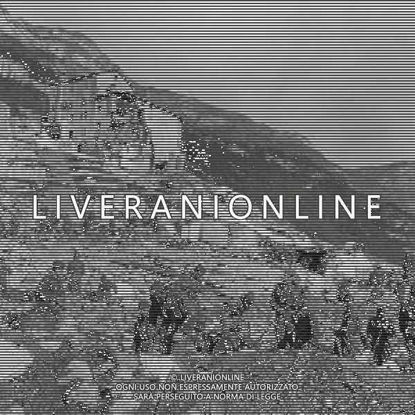 10-10-1963 LONGARONE - DISASTRO DIGA DEL VAJONT Il disastro del Vajont è stato un disastro ambientale ed umano. Si è verificato la sera del 9 ottobre 1963, nel neo-bacino idroelettrico artificiale del torrente Vajont (al confine tra Friuli e Veneto), dovuto alla caduta di una frana dal soprastante pendio del Monte Toc nelle acque del bacino alpino realizzato con l\'omonima diga; la conseguente tracimazione dell\'acqua contenuta nell\'invaso, con effetto di dilavamento delle sponde del lago, coinvolse prima Erto e Casso, paesi vicini alla riva del lago dopo la costruzione della diga, mentre il superamento della diga da parte dell\'onda generata provocò l\'inondazione e la distruzione degli abitati del fondovalle veneto, tra cui Longarone, e la morte di 1917 persone. AG ALDO LIVERANI SAS