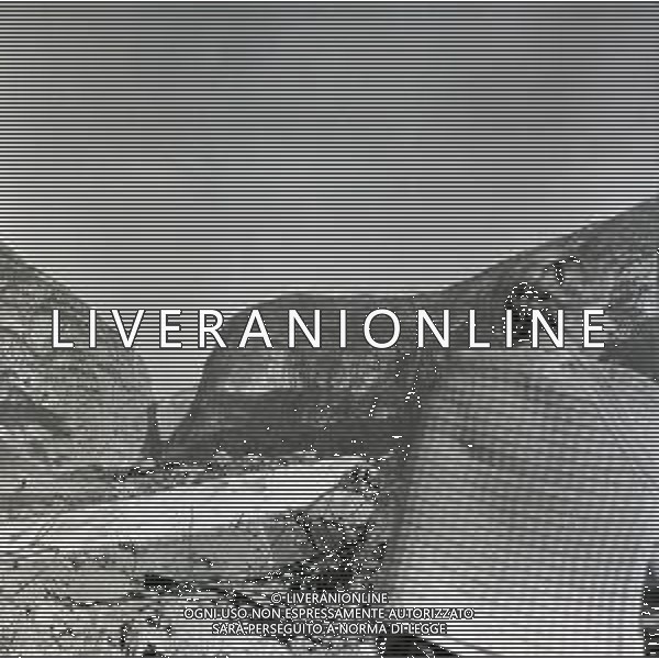 10-10-1963 LONGARONE - DISASTRO DIGA DEL VAJONT Il disastro del Vajont è stato un disastro ambientale ed umano. Si è verificato la sera del 9 ottobre 1963, nel neo-bacino idroelettrico artificiale del torrente Vajont (al confine tra Friuli e Veneto), dovuto alla caduta di una frana dal soprastante pendio del Monte Toc nelle acque del bacino alpino realizzato con l\'omonima diga; la conseguente tracimazione dell\'acqua contenuta nell\'invaso, con effetto di dilavamento delle sponde del lago, coinvolse prima Erto e Casso, paesi vicini alla riva del lago dopo la costruzione della diga, mentre il superamento della diga da parte dell\'onda generata provocò l\'inondazione e la distruzione degli abitati del fondovalle veneto, tra cui Longarone, e la morte di 1917 persone. AG ALDO LIVERANI SAS