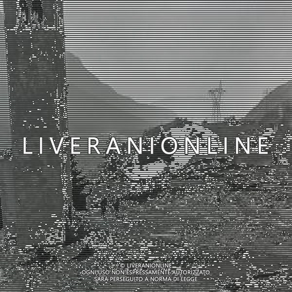 10-10-1963 LONGARONE - DISASTRO DIGA DEL VAJONT Il disastro del Vajont è stato un disastro ambientale ed umano. Si è verificato la sera del 9 ottobre 1963, nel neo-bacino idroelettrico artificiale del torrente Vajont (al confine tra Friuli e Veneto), dovuto alla caduta di una frana dal soprastante pendio del Monte Toc nelle acque del bacino alpino realizzato con l\'omonima diga; la conseguente tracimazione dell\'acqua contenuta nell\'invaso, con effetto di dilavamento delle sponde del lago, coinvolse prima Erto e Casso, paesi vicini alla riva del lago dopo la costruzione della diga, mentre il superamento della diga da parte dell\'onda generata provocò l\'inondazione e la distruzione degli abitati del fondovalle veneto, tra cui Longarone, e la morte di 1917 persone. AG ALDO LIVERANI SAS