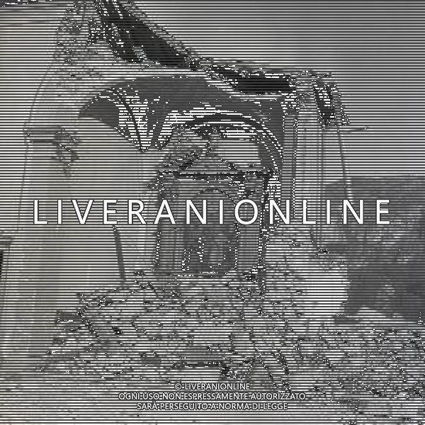 10-10-1963 LONGARONE - DISASTRO DIGA DEL VAJONT Il disastro del Vajont è stato un disastro ambientale ed umano. Si è verificato la sera del 9 ottobre 1963, nel neo-bacino idroelettrico artificiale del torrente Vajont (al confine tra Friuli e Veneto), dovuto alla caduta di una frana dal soprastante pendio del Monte Toc nelle acque del bacino alpino realizzato con l\'omonima diga; la conseguente tracimazione dell\'acqua contenuta nell\'invaso, con effetto di dilavamento delle sponde del lago, coinvolse prima Erto e Casso, paesi vicini alla riva del lago dopo la costruzione della diga, mentre il superamento della diga da parte dell\'onda generata provocò l\'inondazione e la distruzione degli abitati del fondovalle veneto, tra cui Longarone, e la morte di 1917 persone. AG ALDO LIVERANI SAS