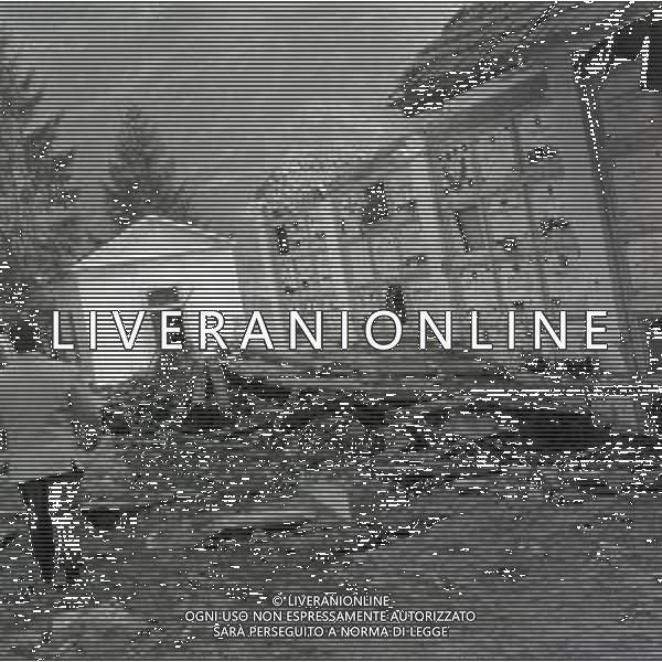 10-10-1963 LONGARONE - DISASTRO DIGA DEL VAJONT Il disastro del Vajont è stato un disastro ambientale ed umano. Si è verificato la sera del 9 ottobre 1963, nel neo-bacino idroelettrico artificiale del torrente Vajont (al confine tra Friuli e Veneto), dovuto alla caduta di una frana dal soprastante pendio del Monte Toc nelle acque del bacino alpino realizzato con l\'omonima diga; la conseguente tracimazione dell\'acqua contenuta nell\'invaso, con effetto di dilavamento delle sponde del lago, coinvolse prima Erto e Casso, paesi vicini alla riva del lago dopo la costruzione della diga, mentre il superamento della diga da parte dell\'onda generata provocò l\'inondazione e la distruzione degli abitati del fondovalle veneto, tra cui Longarone, e la morte di 1917 persone. AG ALDO LIVERANI SAS
