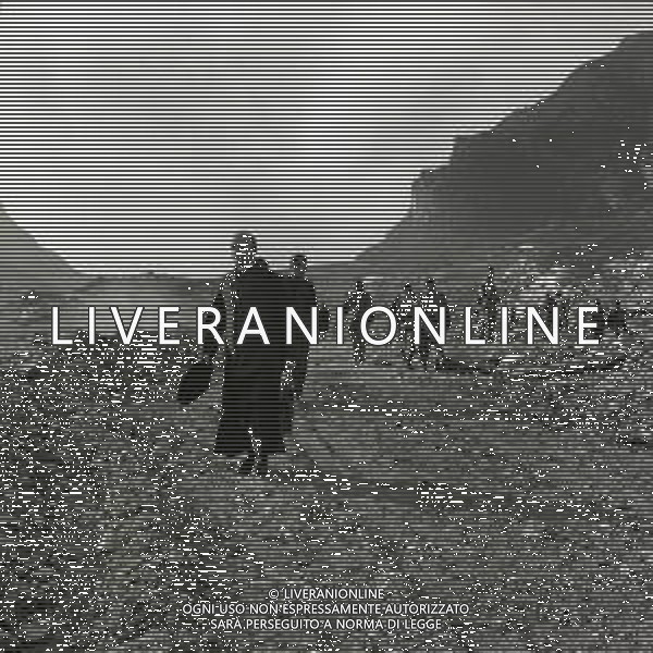 10-10-1963 LONGARONE - DISASTRO DIGA DEL VAJONT Il disastro del Vajont è stato un disastro ambientale ed umano. Si è verificato la sera del 9 ottobre 1963, nel neo-bacino idroelettrico artificiale del torrente Vajont (al confine tra Friuli e Veneto), dovuto alla caduta di una frana dal soprastante pendio del Monte Toc nelle acque del bacino alpino realizzato con l\'omonima diga; la conseguente tracimazione dell\'acqua contenuta nell\'invaso, con effetto di dilavamento delle sponde del lago, coinvolse prima Erto e Casso, paesi vicini alla riva del lago dopo la costruzione della diga, mentre il superamento della diga da parte dell\'onda generata provocò l\'inondazione e la distruzione degli abitati del fondovalle veneto, tra cui Longarone, e la morte di 1917 persone. AG ALDO LIVERANI SAS