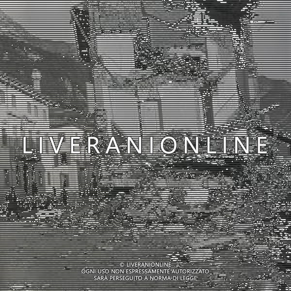 10-10-1963 LONGARONE - DISASTRO DIGA DEL VAJONT Il disastro del Vajont è stato un disastro ambientale ed umano. Si è verificato la sera del 9 ottobre 1963, nel neo-bacino idroelettrico artificiale del torrente Vajont (al confine tra Friuli e Veneto), dovuto alla caduta di una frana dal soprastante pendio del Monte Toc nelle acque del bacino alpino realizzato con l\'omonima diga; la conseguente tracimazione dell\'acqua contenuta nell\'invaso, con effetto di dilavamento delle sponde del lago, coinvolse prima Erto e Casso, paesi vicini alla riva del lago dopo la costruzione della diga, mentre il superamento della diga da parte dell\'onda generata provocò l\'inondazione e la distruzione degli abitati del fondovalle veneto, tra cui Longarone, e la morte di 1917 persone. AG ALDO LIVERANI SAS