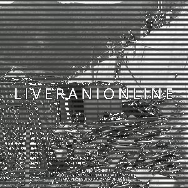 10-10-1963 LONGARONE - DISASTRO DIGA DEL VAJONT Il disastro del Vajont è stato un disastro ambientale ed umano. Si è verificato la sera del 9 ottobre 1963, nel neo-bacino idroelettrico artificiale del torrente Vajont (al confine tra Friuli e Veneto), dovuto alla caduta di una frana dal soprastante pendio del Monte Toc nelle acque del bacino alpino realizzato con l\'omonima diga; la conseguente tracimazione dell\'acqua contenuta nell\'invaso, con effetto di dilavamento delle sponde del lago, coinvolse prima Erto e Casso, paesi vicini alla riva del lago dopo la costruzione della diga, mentre il superamento della diga da parte dell\'onda generata provocò l\'inondazione e la distruzione degli abitati del fondovalle veneto, tra cui Longarone, e la morte di 1917 persone. AG ALDO LIVERANI SAS