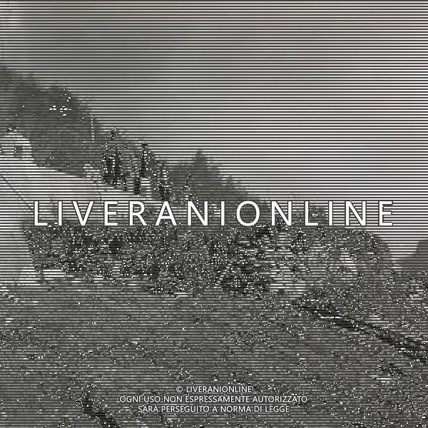 10-10-1963 LONGARONE - DISASTRO DIGA DEL VAJONT Il disastro del Vajont è stato un disastro ambientale ed umano. Si è verificato la sera del 9 ottobre 1963, nel neo-bacino idroelettrico artificiale del torrente Vajont (al confine tra Friuli e Veneto), dovuto alla caduta di una frana dal soprastante pendio del Monte Toc nelle acque del bacino alpino realizzato con l\'omonima diga; la conseguente tracimazione dell\'acqua contenuta nell\'invaso, con effetto di dilavamento delle sponde del lago, coinvolse prima Erto e Casso, paesi vicini alla riva del lago dopo la costruzione della diga, mentre il superamento della diga da parte dell\'onda generata provocò l\'inondazione e la distruzione degli abitati del fondovalle veneto, tra cui Longarone, e la morte di 1917 persone. AG ALDO LIVERANI SAS
