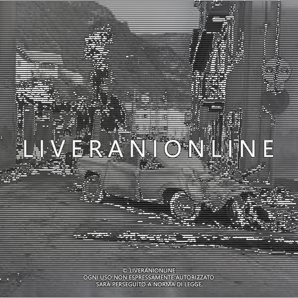 10-10-1963 LONGARONE - DISASTRO DIGA DEL VAJONT Il disastro del Vajont è stato un disastro ambientale ed umano. Si è verificato la sera del 9 ottobre 1963, nel neo-bacino idroelettrico artificiale del torrente Vajont (al confine tra Friuli e Veneto), dovuto alla caduta di una frana dal soprastante pendio del Monte Toc nelle acque del bacino alpino realizzato con l\'omonima diga; la conseguente tracimazione dell\'acqua contenuta nell\'invaso, con effetto di dilavamento delle sponde del lago, coinvolse prima Erto e Casso, paesi vicini alla riva del lago dopo la costruzione della diga, mentre il superamento della diga da parte dell\'onda generata provocò l\'inondazione e la distruzione degli abitati del fondovalle veneto, tra cui Longarone, e la morte di 1917 persone. AG ALDO LIVERANI SAS