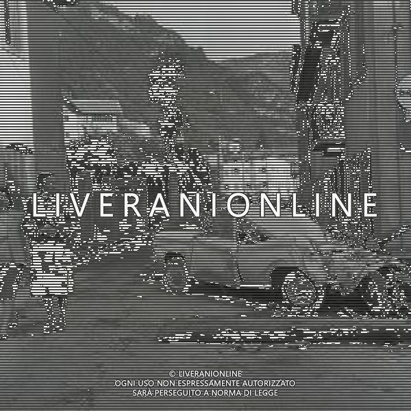 10-10-1963 LONGARONE - DISASTRO DIGA DEL VAJONT Il disastro del Vajont è stato un disastro ambientale ed umano. Si è verificato la sera del 9 ottobre 1963, nel neo-bacino idroelettrico artificiale del torrente Vajont (al confine tra Friuli e Veneto), dovuto alla caduta di una frana dal soprastante pendio del Monte Toc nelle acque del bacino alpino realizzato con l\'omonima diga; la conseguente tracimazione dell\'acqua contenuta nell\'invaso, con effetto di dilavamento delle sponde del lago, coinvolse prima Erto e Casso, paesi vicini alla riva del lago dopo la costruzione della diga, mentre il superamento della diga da parte dell\'onda generata provocò l\'inondazione e la distruzione degli abitati del fondovalle veneto, tra cui Longarone, e la morte di 1917 persone. AG ALDO LIVERANI SAS