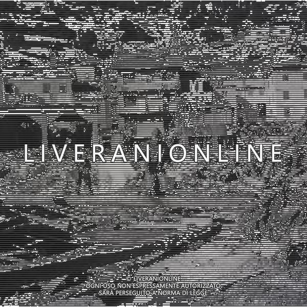10-10-1963 LONGARONE - DISASTRO DIGA DEL VAJONT Il disastro del Vajont è stato un disastro ambientale ed umano. Si è verificato la sera del 9 ottobre 1963, nel neo-bacino idroelettrico artificiale del torrente Vajont (al confine tra Friuli e Veneto), dovuto alla caduta di una frana dal soprastante pendio del Monte Toc nelle acque del bacino alpino realizzato con l\'omonima diga; la conseguente tracimazione dell\'acqua contenuta nell\'invaso, con effetto di dilavamento delle sponde del lago, coinvolse prima Erto e Casso, paesi vicini alla riva del lago dopo la costruzione della diga, mentre il superamento della diga da parte dell\'onda generata provocò l\'inondazione e la distruzione degli abitati del fondovalle veneto, tra cui Longarone, e la morte di 1917 persone. AG ALDO LIVERANI SAS