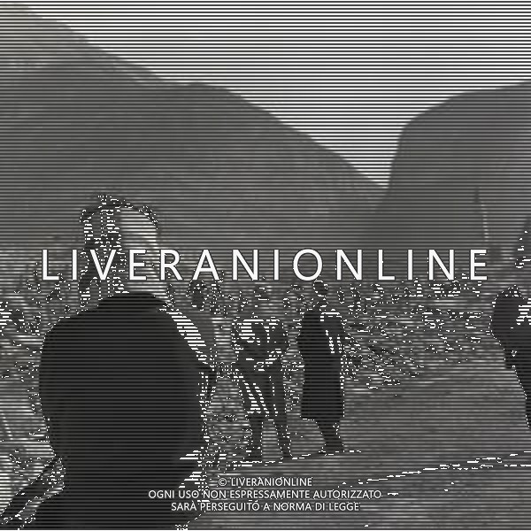 10-10-1963 LONGARONE - DISASTRO DIGA DEL VAJONT Il disastro del Vajont è stato un disastro ambientale ed umano. Si è verificato la sera del 9 ottobre 1963, nel neo-bacino idroelettrico artificiale del torrente Vajont (al confine tra Friuli e Veneto), dovuto alla caduta di una frana dal soprastante pendio del Monte Toc nelle acque del bacino alpino realizzato con l\'omonima diga; la conseguente tracimazione dell\'acqua contenuta nell\'invaso, con effetto di dilavamento delle sponde del lago, coinvolse prima Erto e Casso, paesi vicini alla riva del lago dopo la costruzione della diga, mentre il superamento della diga da parte dell\'onda generata provocò l\'inondazione e la distruzione degli abitati del fondovalle veneto, tra cui Longarone, e la morte di 1917 persone. AG ALDO LIVERANI SAS