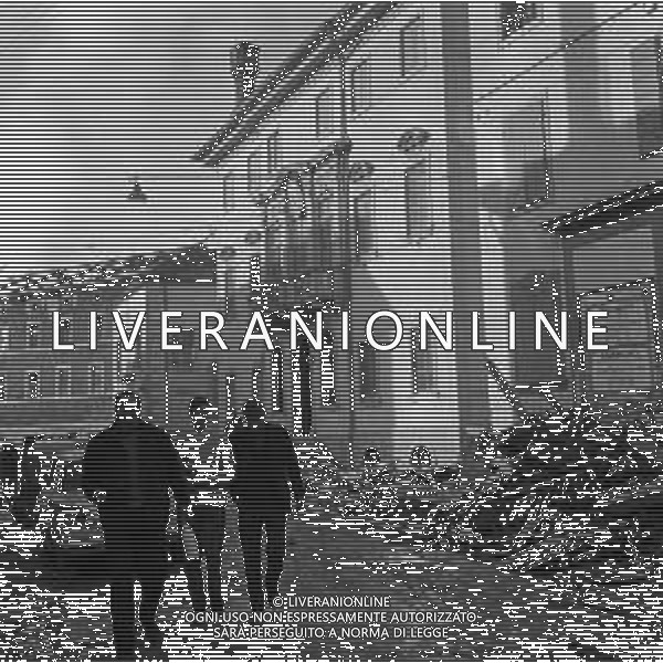 10-10-1963 LONGARONE - DISASTRO DIGA DEL VAJONT Il disastro del Vajont è stato un disastro ambientale ed umano. Si è verificato la sera del 9 ottobre 1963, nel neo-bacino idroelettrico artificiale del torrente Vajont (al confine tra Friuli e Veneto), dovuto alla caduta di una frana dal soprastante pendio del Monte Toc nelle acque del bacino alpino realizzato con l\'omonima diga; la conseguente tracimazione dell\'acqua contenuta nell\'invaso, con effetto di dilavamento delle sponde del lago, coinvolse prima Erto e Casso, paesi vicini alla riva del lago dopo la costruzione della diga, mentre il superamento della diga da parte dell\'onda generata provocò l\'inondazione e la distruzione degli abitati del fondovalle veneto, tra cui Longarone, e la morte di 1917 persone. AG ALDO LIVERANI SAS