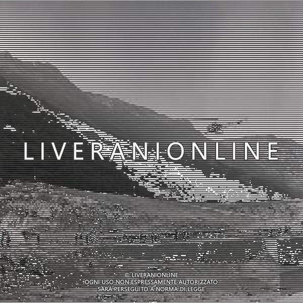 10-10-1963 LONGARONE - DISASTRO DIGA DEL VAJONT Il disastro del Vajont è stato un disastro ambientale ed umano. Si è verificato la sera del 9 ottobre 1963, nel neo-bacino idroelettrico artificiale del torrente Vajont (al confine tra Friuli e Veneto), dovuto alla caduta di una frana dal soprastante pendio del Monte Toc nelle acque del bacino alpino realizzato con l\'omonima diga; la conseguente tracimazione dell\'acqua contenuta nell\'invaso, con effetto di dilavamento delle sponde del lago, coinvolse prima Erto e Casso, paesi vicini alla riva del lago dopo la costruzione della diga, mentre il superamento della diga da parte dell\'onda generata provocò l\'inondazione e la distruzione degli abitati del fondovalle veneto, tra cui Longarone, e la morte di 1917 persone. AG ALDO LIVERANI SAS