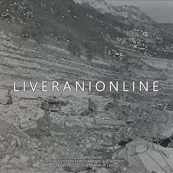 10-10-1963 LONGARONE - DISASTRO DIGA DEL VAJONT Il disastro del Vajont è stato un disastro ambientale ed umano. Si è verificato la sera del 9 ottobre 1963, nel neo-bacino idroelettrico artificiale del torrente Vajont (al confine tra Friuli e Veneto), dovuto alla caduta di una frana dal soprastante pendio del Monte Toc nelle acque del bacino alpino realizzato con l\'omonima diga; la conseguente tracimazione dell\'acqua contenuta nell\'invaso, con effetto di dilavamento delle sponde del lago, coinvolse prima Erto e Casso, paesi vicini alla riva del lago dopo la costruzione della diga, mentre il superamento della diga da parte dell\'onda generata provocò l\'inondazione e la distruzione degli abitati del fondovalle veneto, tra cui Longarone, e la morte di 1917 persone. AG ALDO LIVERANI SAS