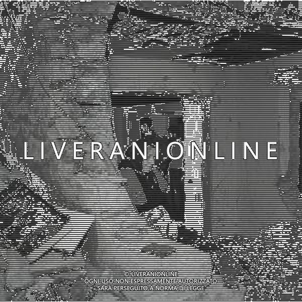 10-10-1963 LONGARONE - DISASTRO DIGA DEL VAJONT Il disastro del Vajont è stato un disastro ambientale ed umano. Si è verificato la sera del 9 ottobre 1963, nel neo-bacino idroelettrico artificiale del torrente Vajont (al confine tra Friuli e Veneto), dovuto alla caduta di una frana dal soprastante pendio del Monte Toc nelle acque del bacino alpino realizzato con l\'omonima diga; la conseguente tracimazione dell\'acqua contenuta nell\'invaso, con effetto di dilavamento delle sponde del lago, coinvolse prima Erto e Casso, paesi vicini alla riva del lago dopo la costruzione della diga, mentre il superamento della diga da parte dell\'onda generata provocò l\'inondazione e la distruzione degli abitati del fondovalle veneto, tra cui Longarone, e la morte di 1917 persone. AG ALDO LIVERANI SAS
