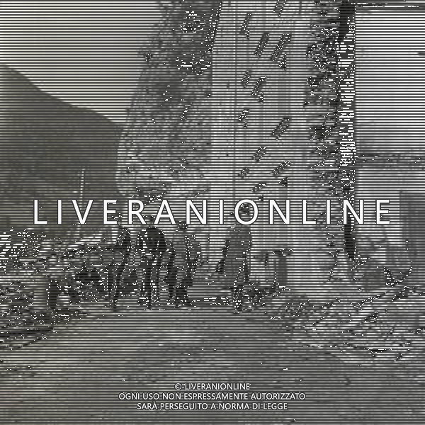 10-10-1963 LONGARONE - DISASTRO DIGA DEL VAJONT Il disastro del Vajont è stato un disastro ambientale ed umano. Si è verificato la sera del 9 ottobre 1963, nel neo-bacino idroelettrico artificiale del torrente Vajont (al confine tra Friuli e Veneto), dovuto alla caduta di una frana dal soprastante pendio del Monte Toc nelle acque del bacino alpino realizzato con l\'omonima diga; la conseguente tracimazione dell\'acqua contenuta nell\'invaso, con effetto di dilavamento delle sponde del lago, coinvolse prima Erto e Casso, paesi vicini alla riva del lago dopo la costruzione della diga, mentre il superamento della diga da parte dell\'onda generata provocò l\'inondazione e la distruzione degli abitati del fondovalle veneto, tra cui Longarone, e la morte di 1917 persone. AG ALDO LIVERANI SAS